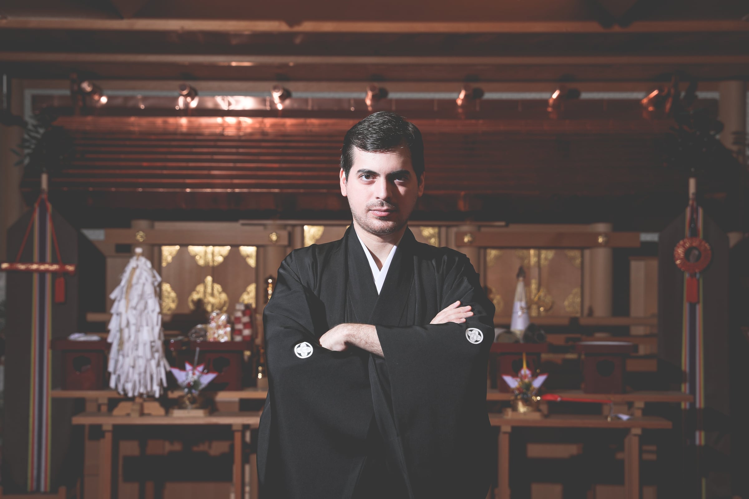 Nicolás con kimono formal negro y los brazos cruzados